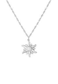 Sudraba kaklarota ar saules formas piekariņu, kuram ir centrālais apļa elements un viļņveida staru izskats. Ķēde ir savērpta, lai piešķirtu papildu tekstūru.