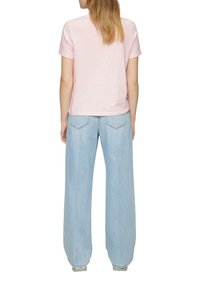 Lichtroze gestreept T-shirt met korte mouwen, gecombineerd met losse, lichtblauwe denim broek. Zachte stof met een relaxte silhouet.