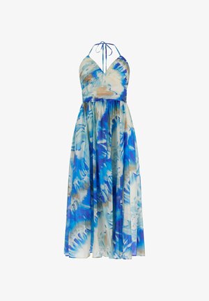 Długa sukienka na ramiączkach typu halter bez rękawów z głębokim dekoltem w serek, zdobiona abstrakcyjnym akwarelowym wzorem w odcieniach niebieskiego i beżu na lekkim materiale.