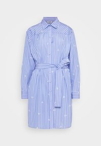 Ljusblå randig skjortklänning med långa ärmar, knappstängning fram och ett självknutet bälte. Har sm å blommiga broderier som detaljer.