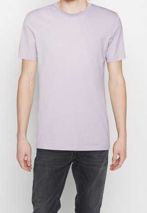 Lyse lilla bomulds t-shirt med rund halsudskæring og korte ærmer, der har en glat overflade og et simpelt design.
