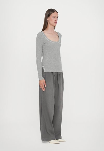 CLOSED FLAT LOCK LONG SLEEVE - Pikkade varrukatega topp - light grey