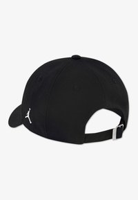 Μαύρο καπέλο με καμπυλωτή γείσο, ρυθμιζόμενο λουράκι στο πίσω μέρος και λευκό λογότυπο Jumpman κεντημένο στο πλάι. Κατασκευασμένο από υφασμάτινο υλικό με υφή.