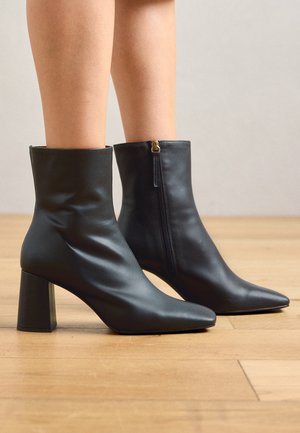 Bottines à talons hauts - black