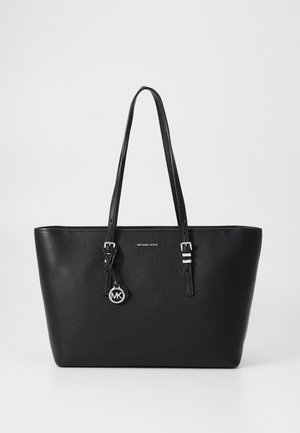 Zwarte leren tote bag met lange hengsels, zilveren gespen, Michael Kors-logo en ronde MK-bedel aan één hengsel.