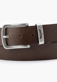 Ceinture en cuir marron avec une boucle en métal argenté brossé et un accent décoratif comportant un détail de design près de la boucle.