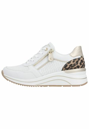 Sneaker bianca con cerniera dorata, toppa sul tallone in stampa leopardata e piattaforma con suola spessa beige, dotata di lacci bianchi e design a onda sulla suola.