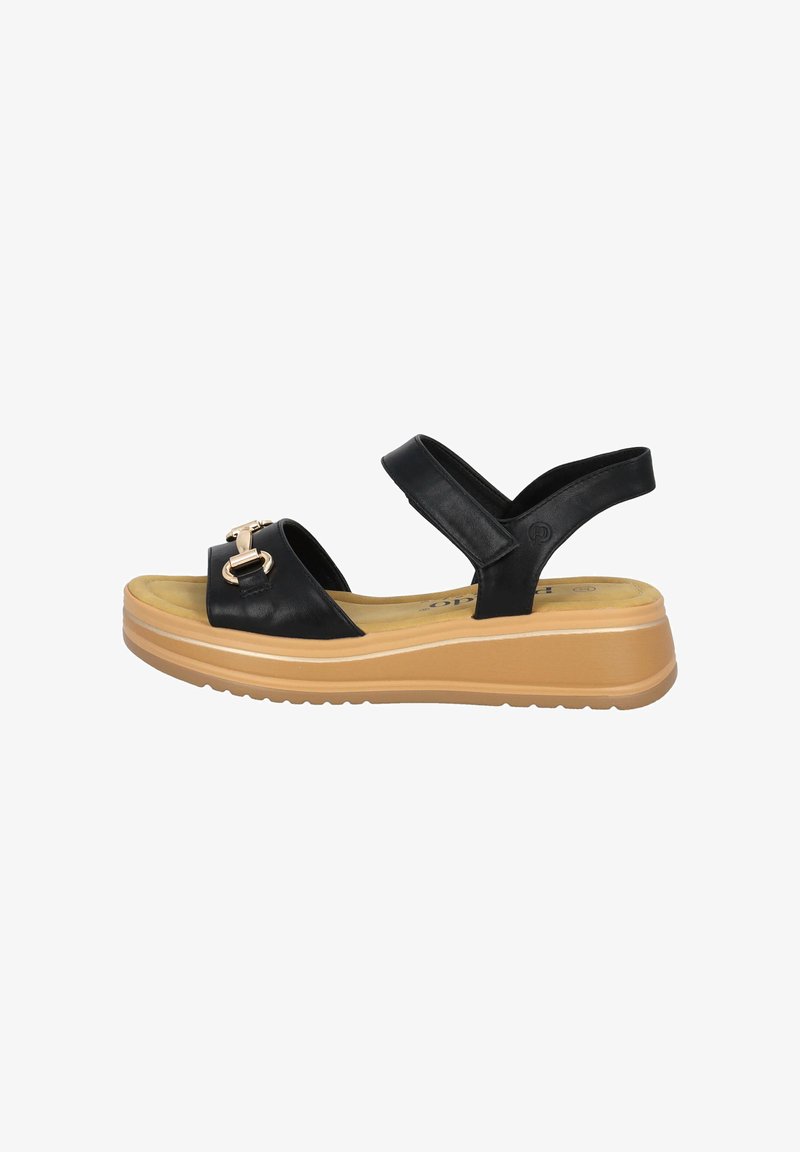Schwarze Ledersandalen mit verstellbarem Knöchelriemen, goldfarbener Hardware und einer sandfarbenen Plattformsohle mit Rillen für besseren Halt.