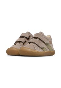 Scarpe per bambino in suede beige morbido con suole in gomma, dotate di due cinturini in velcro e strisce verdi decorative sui lati.
