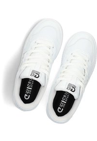 Witte sneakers met een gladde synthetische bovenkant, ronde neus en vetersluiting. Zwarte binnenzolen met logodetail en gestructureerde rubberen zool.