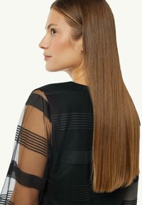 Schwarzes, durchscheinendes Oberteil mit gestreiften Mustern und einem strukturierten Design, mit langen, glatten, braunen Haaren, die den Rücken hinunterfallen.