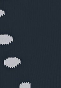 Grau gefärbter Stoff mit einer weichen Textur weist weiße, zerrissene wolkenähnliche Formen in einem vertikalen Muster auf einem dunklen Hintergrund auf.