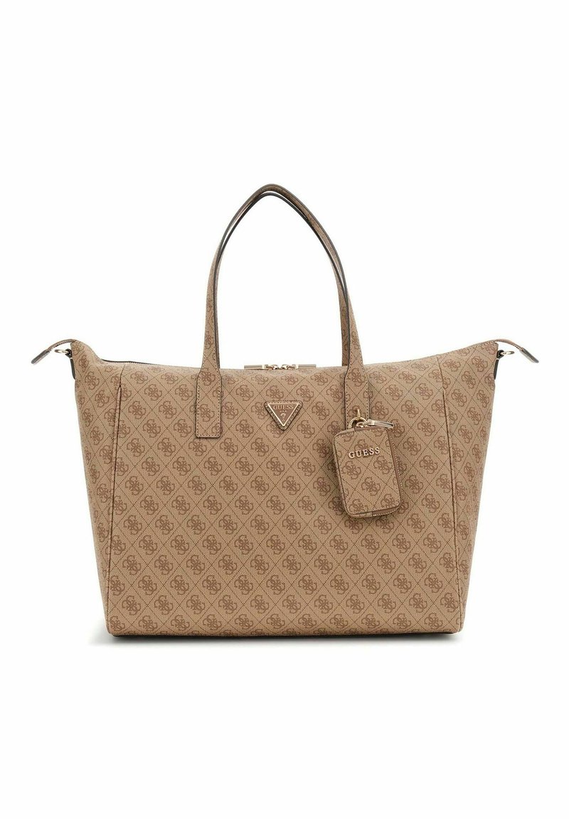 Sac à main beige à motifs en matériau synthétique, doté de longues poignées, d'une fermeture à glissière et d'une petite étiquette avec le nom de la marque attachée.