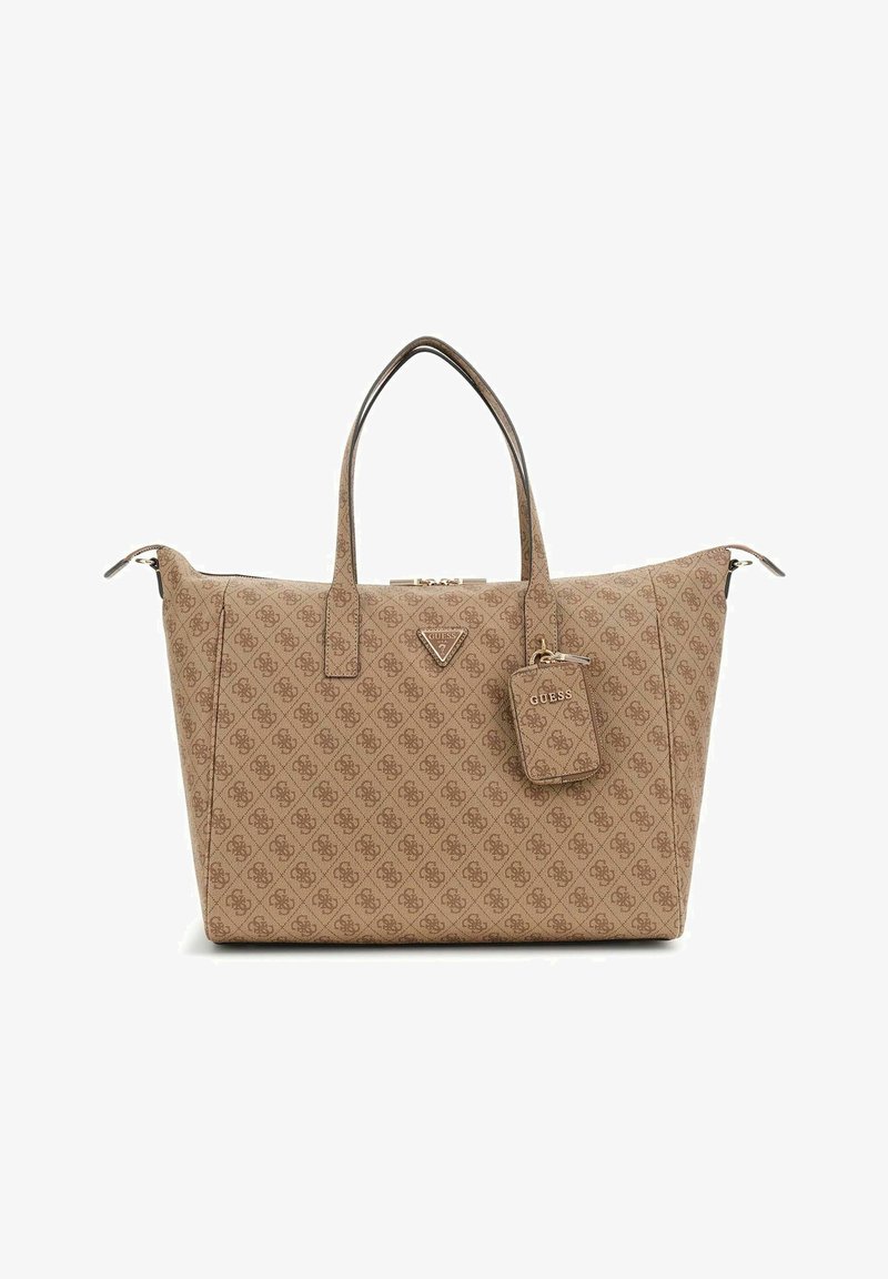 Sac à main beige à motifs en matériau synthétique, doté de longues poignées, d'une fermeture à glissière et d'une petite étiquette avec le nom de la marque attachée.