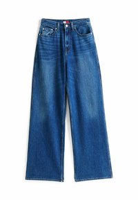 Pantalones vaqueros de denim azul de pierna ancha con cintura alta, que cuentan con bolsillos frontales, cierre de botón y una textura suave con un ligero desgaste.