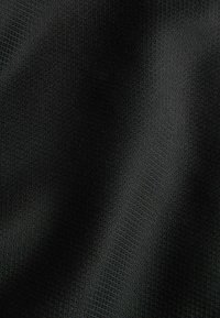 Strukturiert schwarzer Stoff mit einem geometrischen Muster aus kleinen Rauten, mit glatter Oberfläche und leichtem Glanz. Geeignet für verschiedene Anwendungen.