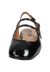 Ballerina in vernice nera, con tre cinturini regolabili, punta arrotondata e soletta imbottita, caratterizzata da una superficie liscia e lucida.