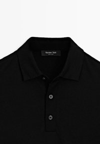 Sort polo t-shirt med en klassisk krave, korte ærmer og tre knapper. Fremstillet af blødt stof med et enkelt, rent design.