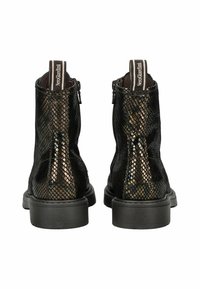 Bottines noires à motif serpent texturé, avec un éclat métallique, fermeture éclair et une semelle en caoutchouc robuste.