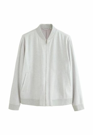 Chaqueta bomber de color gris claro con textura suave, cierre de cremallera frontal, bolsillos laterales y puños y dobladillo de canalé. Ajuste casual y diseño minimalista.