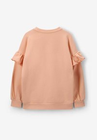 Perzikkleurige lange mouwen sweatshirt met ruches over de bovenste mouwen en geribde manchetten en onderrand, van achteren weergegeven.