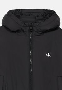 Calvin Klein Jeans PADDED HOODED HARRINGTON JACKET - Žieminė striukė - black