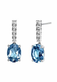Pendientes de gota con piedras preciosas azules de corte ovalado, montados en metal plateado. Presentan un diseño lineal con pequeños acentos de diamantes.