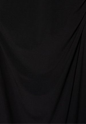 Czarna tkanina z delikatnymi fałdami i gładką fakturą, naturalnie ułożona, tworząca miękkie krzywizny.
