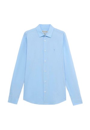 Jasnoniebieska koszula z długim rękawem wykonana z gładkiego materiału; posiada klasyczny kołnierzyk oraz zapięcie na guziki z przodu; małe haftowane logo na piersi.