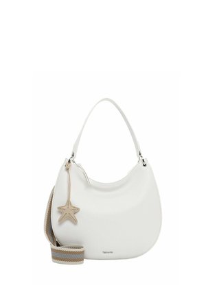 Bolso de hombro de cuero blanco con forma curva, encanto de estrella de mar beige y correa desmontable a rayas beige y blanca.