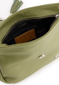 Groene leren handtas met een gestructureerd oppervlak, voorzien van een ritssluiting, interieurbranding en een zilveren hardwareaccent.