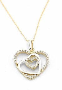 Collar con colgante de corazón dorado que presenta dos corazones entrelazados, adornados con pequeños brillantes transparentes a lo largo de los bordes, suspendidos en una cadena fina.