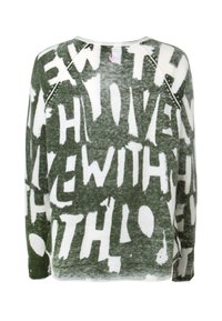 Grüner gestrickter Pullover mit weißen, auffälligen Textmustern. Runder Halsausschnitt, lange Ärmel und seitliche Schlitze am Saum. Weicher, strukturierter Stoff.