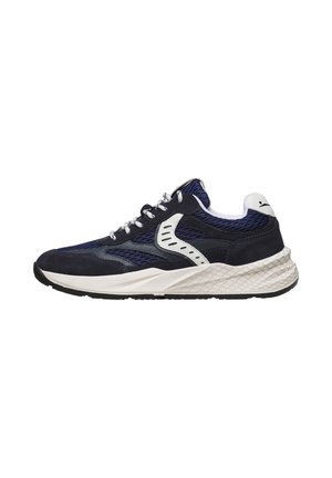 Scarpa sportiva blu navy e bianca con tomaia in mesh, chiusura con lacci e suola bianca testurizzata mostrata di lato.