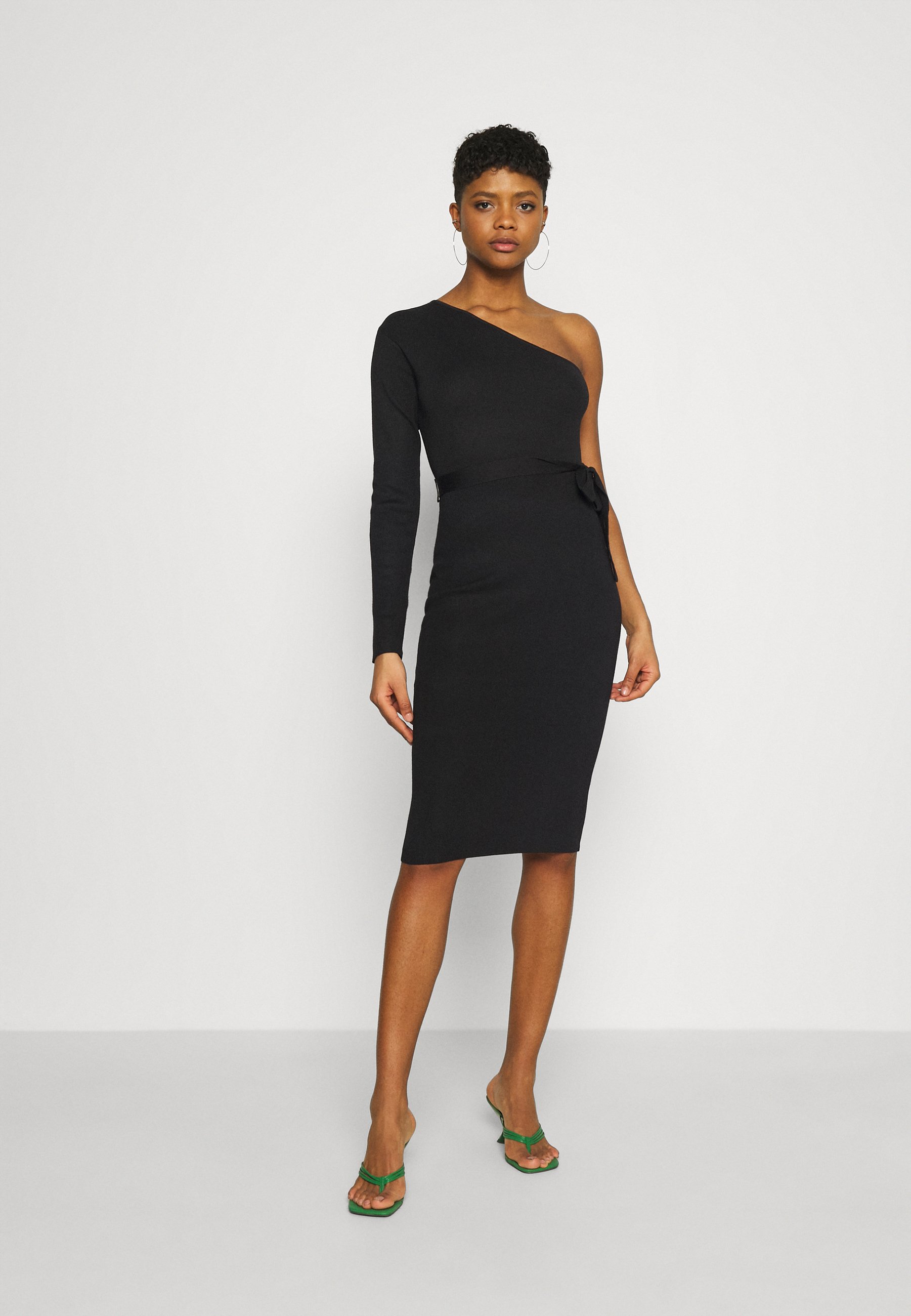 Missguided ONE SHOULDER BELTED MIDI DRESS - Strickkleid - black/schwarz -  Zalando.de