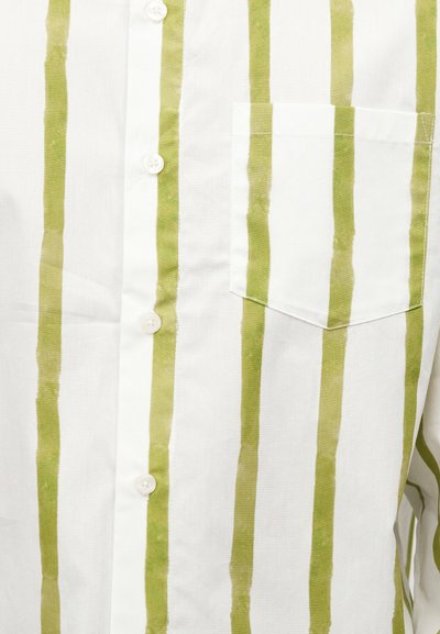 Λευκό πουκάμισο με κάθετες ρίγες σε ελιά πράσινο χρώμα, τσέπη στο στήθος μπροστά και λευκά κουμπιά στο κέντρο.