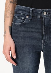 Good American ALWAYS FITS GOOD LEGS FLARE TROUSER  - Τζιν καμπάνα - indigo