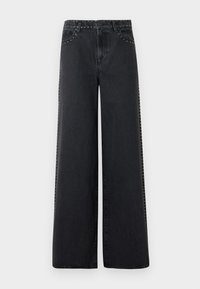 Μαύρο τζιν με φαρδιά μπατζάκια και μεταλλικά καρφιά κατά μήκος της μέσης και στις πλαϊνές ραφές. Διαθέτει κλασικό στυλ με πέντε τσέπες και άνετη εφαρμογή.