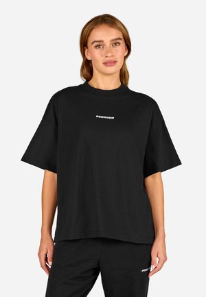Schwarzes, übergroßes T-Shirt aus Baumwolle, mit kurzen Ärmeln und Rundhalsausschnitt. Auf der Vorderseite befindet sich ein weißer "PEGADOR" Logo-Druck.