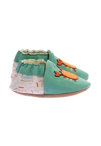 Chaussures en cuir vert avec des dessus élastiques, ornées d'un motif de poisson orange et d'un panneau latéral imprimé beige. Semelles en daim souple pour un maximum de confort.
