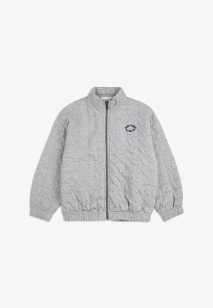 Lichtgrijze gewatteerde jas met een rits aan de voorkant, elastische manchetten en zoom, en een klein marineblauw tekstlogo op de linkerkant van de borst.