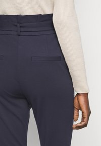 Vero Moda Tall VMEVA PAPERBAG - Calças - night sky