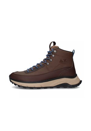 Scarpe da trekking alte marroni con lacci blu, dotate di una tomaia testurizzata, suola robusta e occhielli rinforzati per una maggiore durata.