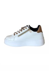 Sneaker sintetica bianca con suola rialzata, collo nero, occhielli in tonalità oro, cerniera decorativa e dettaglio dei lacci testurizzato.
