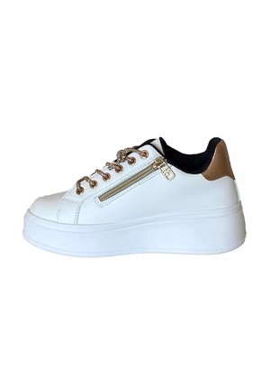 Sneaker sintetica bianca con suola rialzata, collo nero, occhielli in tonalità oro, cerniera decorativa e dettaglio dei lacci testurizzato.