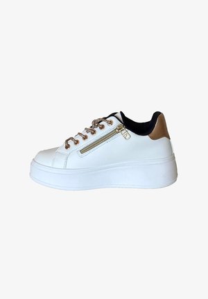 Sneaker sintetica bianca con suola rialzata, collo nero, occhielli in tonalità oro, cerniera decorativa e dettaglio dei lacci testurizzato.