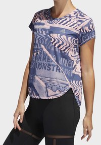 Sportovní tričko s krátkými rukávy s abstraktním vzorem v růžové a námořnické modři, s kulatým výstřihem a zaobleným lemem pro pohodlný střih.