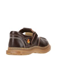 Braunes Lederschuh mit runder Form, verstellbarem Riemen, Kontrastnähte und Gummisohle; verfügt über ein farbenfrohes Logodetail.