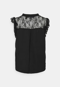Blouse noire sans manches avec un yoke en dentelle et des détails à volants aux épaules. Présente un dos plissé pour une forme fluide.
