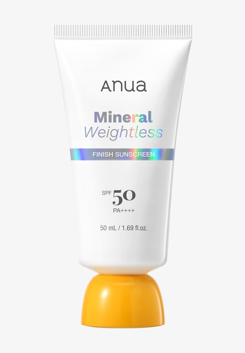 Anua Mineral Weightless Finish zonnebrandcrème tube met SPF 50, PA++++, 50 ml, wit met een gele dop en holografische tekst.